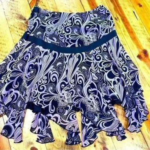 Bebe 100% silk ,side zip, varied length, mini skirt, lined, floral pink, black